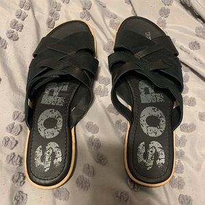 Sorel sandals 🖤 comfy, worn once, shiny/matte straps. Dress up or dress down!